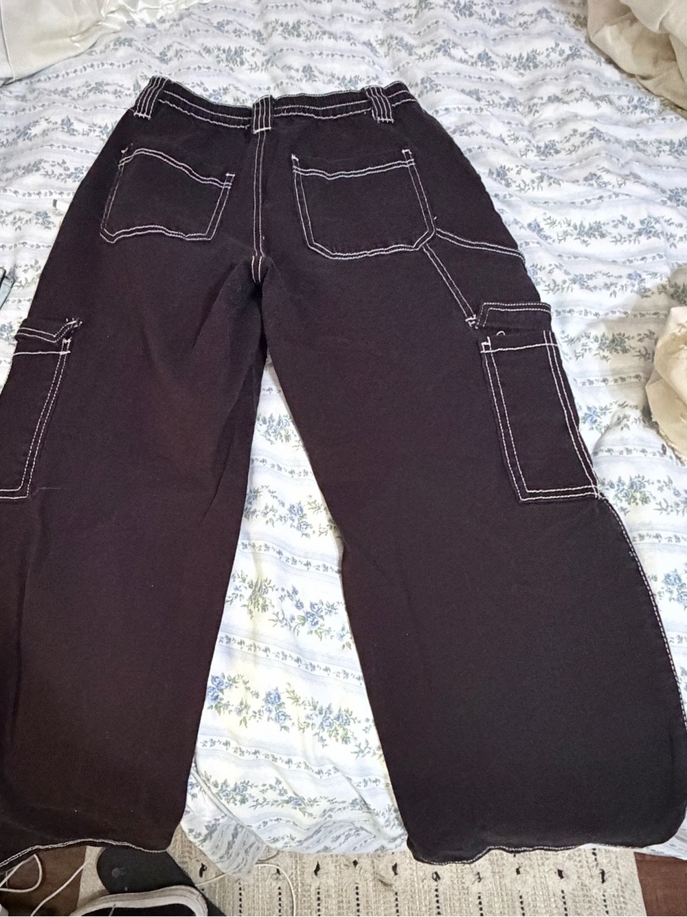 Madden Girl Black Wide-Leg Cargo Jeans with White Contrast Stitching
